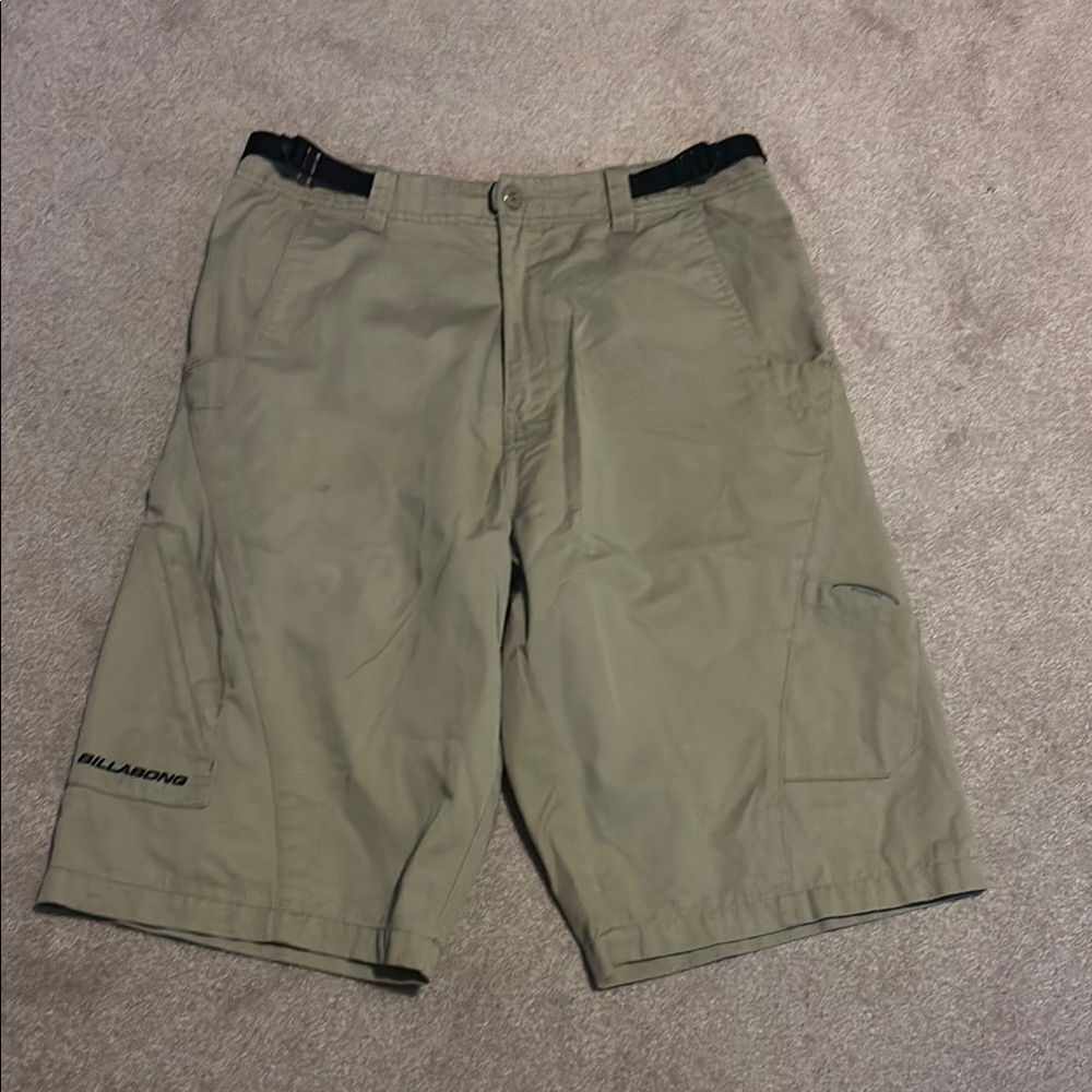 Billabong Tan Cargo Shorts with Relaxed Fit Size 32